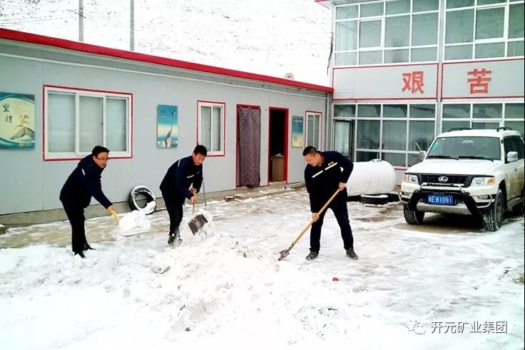 人間四月芳菲盡，山中春雪還復(fù)來
