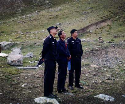 興?？h公安局治安大隊(duì)到銅鑫公司例行安全專項(xiàng)檢查
